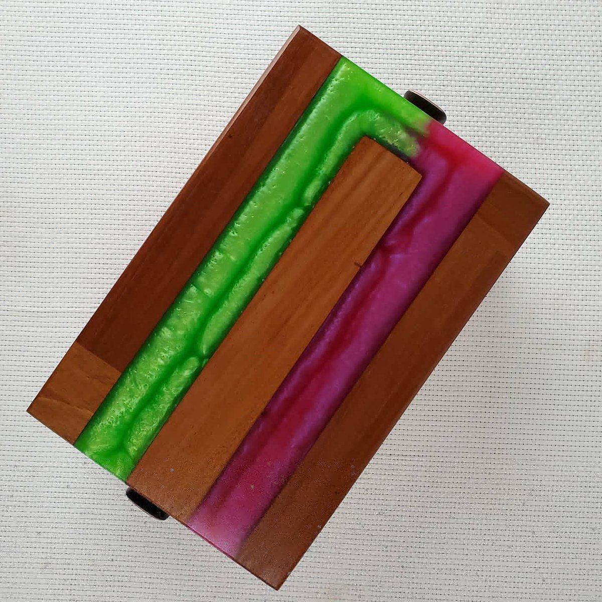 defiantartsco's tweet photo. Funky Keeper(box)
Mahogany and black cherry 
@defiantarts.co
@totalboat

#woodshop #woodworking #woodworker #woodart #woodworkingshop #cabinetmaker #carpenter #woodcraft #diy #maker #furnituremaker #craftsman #epoxyart #resinart #epoxy #resin  #mainewoodworker #mainelife #mainely https://t.co/oDL2CCLnFD