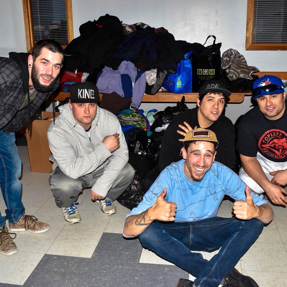 jammin4jacketss's tweet photo. You can see from the sweat how much fun we had at this event 😁here’s a quick crew shot from the end of the event in 2017 🧥🌎🧥 @ehitsafix far left @babbleraps mid-left @noble_dag mid-right @kp_of_pim far right @this_is_riel bottom middle 🧥🌎🧥 https://t.co/LpJ0qZ6VvM