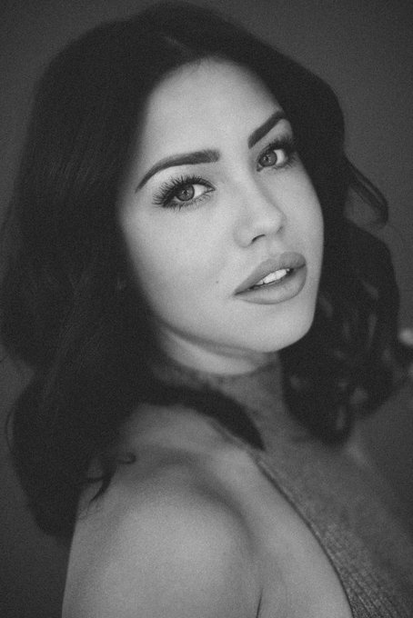 I like this photo because I look like my mom in it ❤️ https://t.co/6LwC8NI2ED
