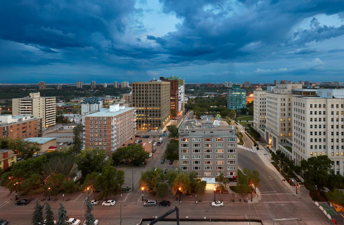 Feel the experience with our 30th floor lounge area, complete with demostration kitchen, cozy seating area, fireplace and view like this. Move in today at bit.ly/34Ekrer
#edmontonviews #yegliving #yegdt  #yegnewaptrental  #yeghomes #edmontonhomes #liveaugustana