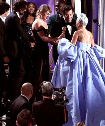 taylenadiamonds's tweet photo. ese momento icónico en el que taylor le dio el premio a lady gaga, y después se fueron abrazadas, ni hablar de lo hermosa que se veía taylor. las amo

I'm voting for Taylor Swift for Artist of the Year at the #AMAs https://t.co/kbxuT9uCQ7