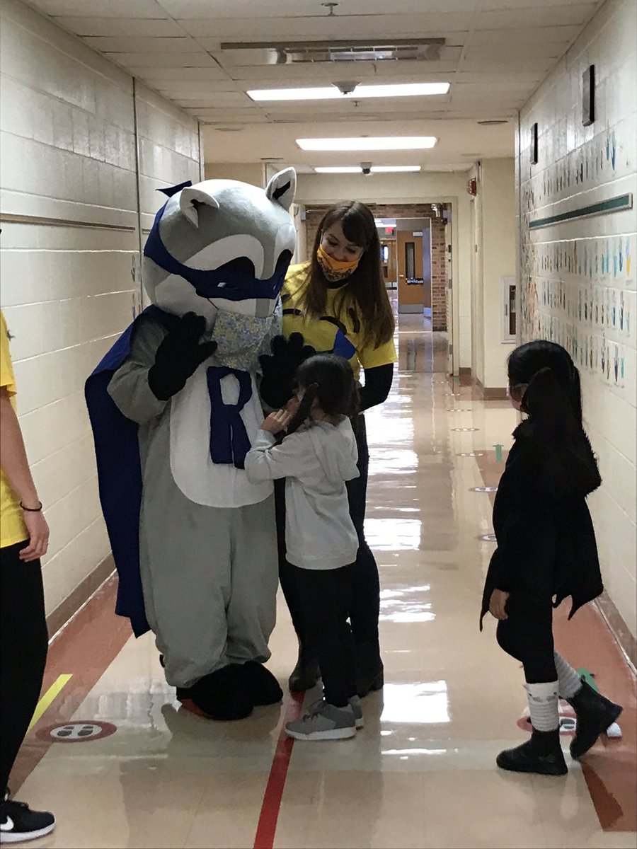 glaab_sherri's tweet photo. More Halloween fun!! #RHStrong @FlemRarSchools @RobertHunterES #frsd https://t.co/N6jV9HZeYn