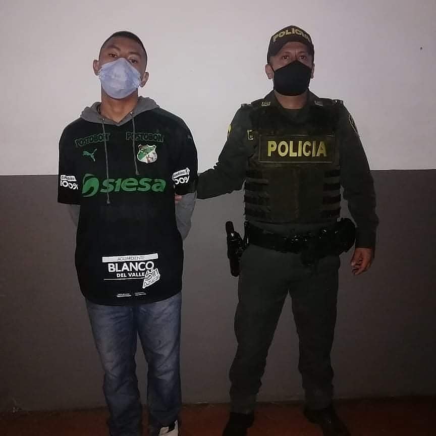 Popayanaldia1's tweet image. #Popayán | Cárcel para sujeto que asesinó a cuchillo a un hombre en el barrio La Esmeralda de Popayán.

Medida de aseguramiento para Jorge Andrés Ruiz Chicangana, presunto responsable del homicidio de Juan David Mazuera Sánchez