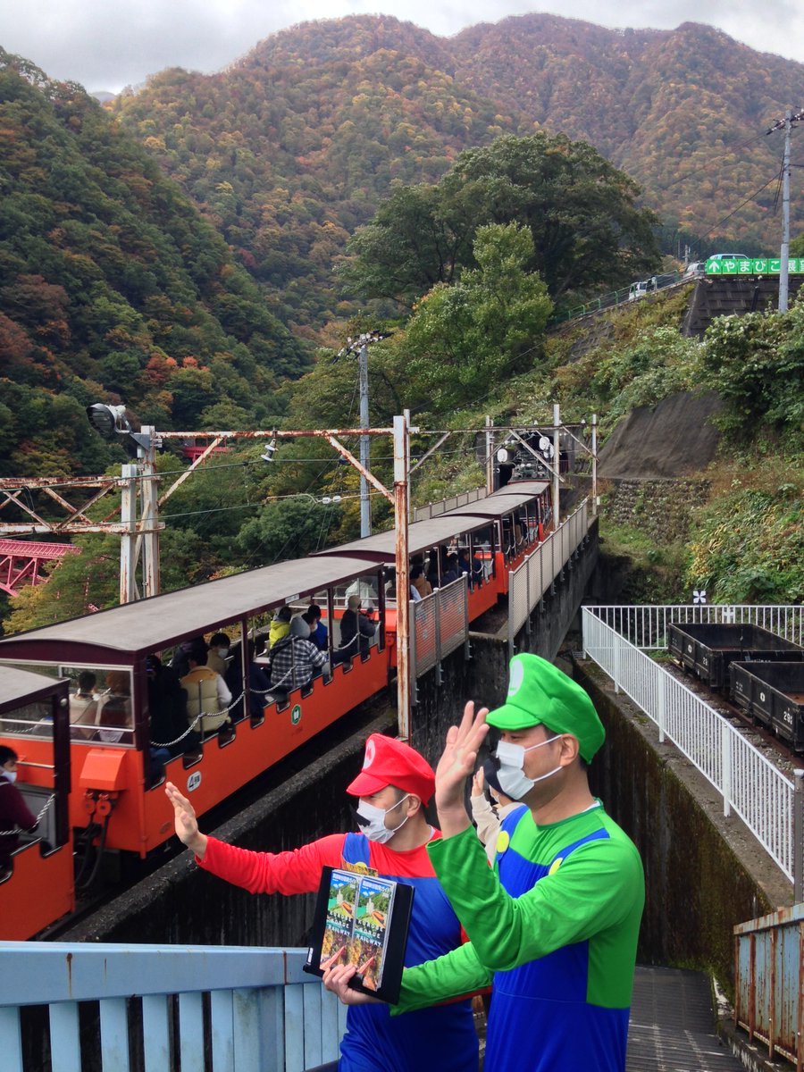 黒部峡谷鉄道 快晴で紅葉と川のエメラルドグリーンがとても綺麗です 山遊びにこられ 秋晴れ トロッコ電車 黒部峡谷トロッコ電車 観光 富山 黒部 Toyama 鉄道写真 絶景 旅 鉄道 スマイル宇奈月 黒部峡谷鉄道株式会社 紅葉