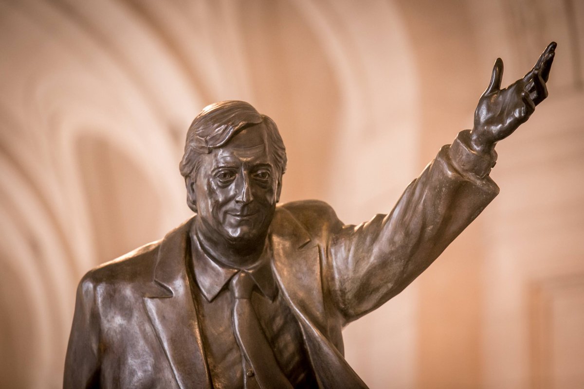 📢Este fin de semana, de 14 a 22 h, vas a poder visitar la estatua en homenaje al expresidente Néstor Kirchner recientemente emplazada en el hall de entrada del Centro Cultural Kirchner.