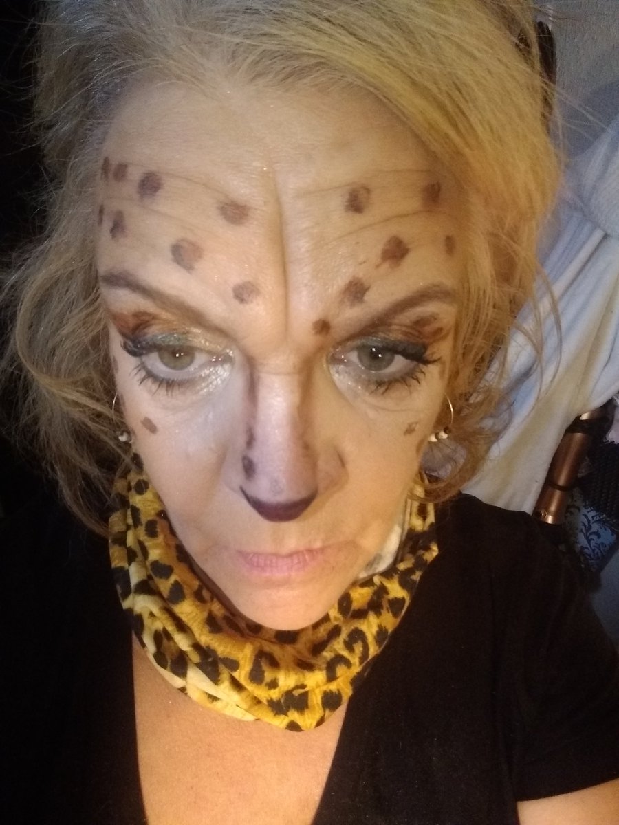 tigerflyrose's tweet photo. May Halloween look for work today https://t.co/9nSCoKtolg