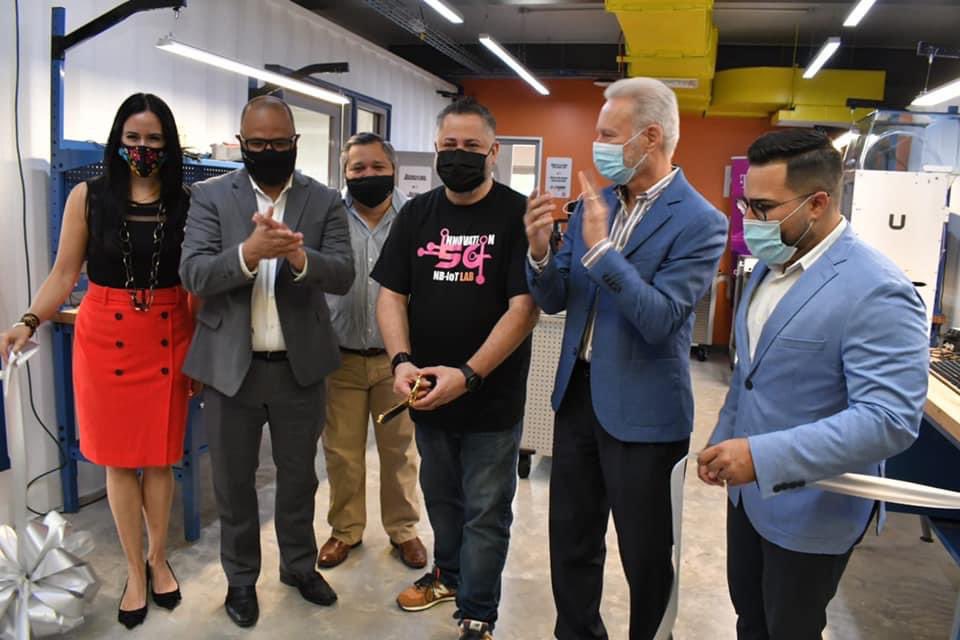 GlorimarRipoll's tweet image. Acompañando a @engine4cws durante el corte de cinta e inauguración del #IoTLAB y 5G NB-IOT Innovation LAB #WorldClass en Bayamón, Puerto Rico 🇵🇷  @ramonluisrivera @Sec_Laboy_DDEC @rcpaganpr @pritsgov #innovation