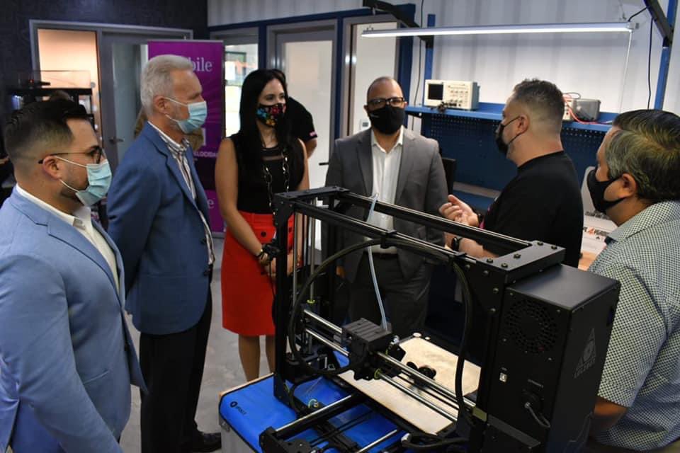 GlorimarRipoll's tweet image. Acompañando a @engine4cws durante el corte de cinta e inauguración del #IoTLAB y 5G NB-IOT Innovation LAB #WorldClass en Bayamón, Puerto Rico 🇵🇷  @ramonluisrivera @Sec_Laboy_DDEC @rcpaganpr @pritsgov #innovation