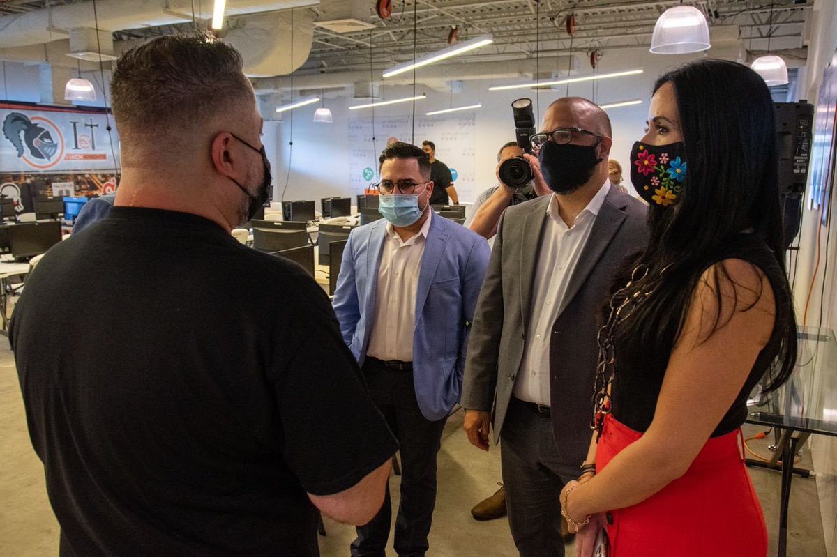GlorimarRipoll's tweet image. Acompañando a @engine4cws durante el corte de cinta e inauguración del #IoTLAB y 5G NB-IOT Innovation LAB #WorldClass en Bayamón, Puerto Rico 🇵🇷  @ramonluisrivera @Sec_Laboy_DDEC @rcpaganpr @pritsgov #innovation
