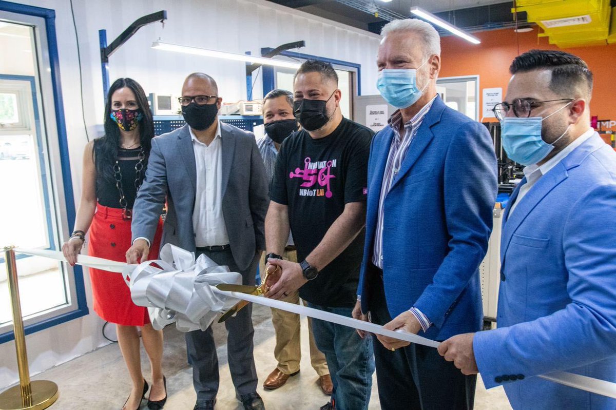 GlorimarRipoll's tweet image. Acompañando a @engine4cws durante el corte de cinta e inauguración del #IoTLAB y 5G NB-IOT Innovation LAB #WorldClass en Bayamón, Puerto Rico 🇵🇷  @ramonluisrivera @Sec_Laboy_DDEC @rcpaganpr @pritsgov #innovation