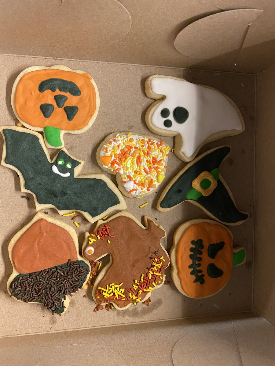 kimi8's tweet photo. When my sons girlfriend comes over she always brings home made treats!!! So good!!! #itswhatshedoes #baker #blessedtohaveher https://t.co/kUwg2Mb5cl