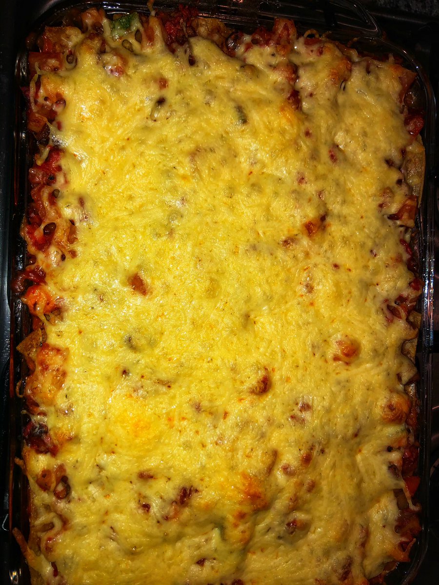 mgao71's tweet photo. Para la noche de #cenaycine hicimos un #pastelazteca #vegetariano 😋 https://t.co/fb4nGbPc4W