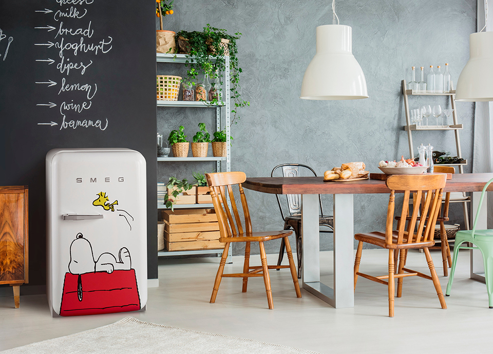 La marca de electrodomésticos italiana #Smeg lanzará una edición limitada de sus refrigeradores para celebrar los 70 años de #Peanuts (#Snoopy) con imágenes del personaje ♥️