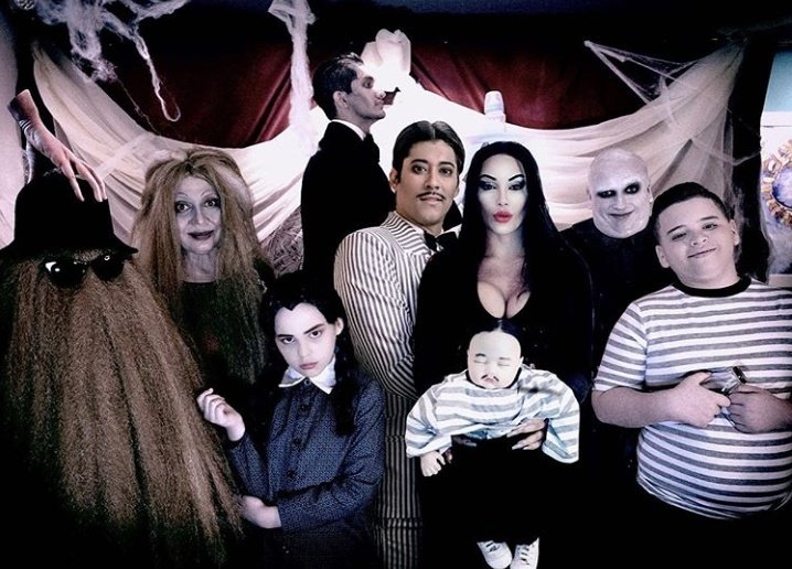 valdiridice's tweet photo. Mi loca familia Adams. Feliz Halloween mis amores. 🎃🥳 https://t.co/rc1ugXfM3T