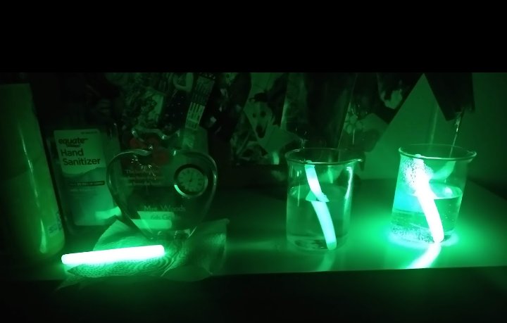 Woods001R's tweet photo. Teaching thermal energy with glow sticks! #FunScience #GlowBabyGlow #ThermalEnergy #MiddleSchoolScience #MakeItVisual https://t.co/KAdKSVO1vX