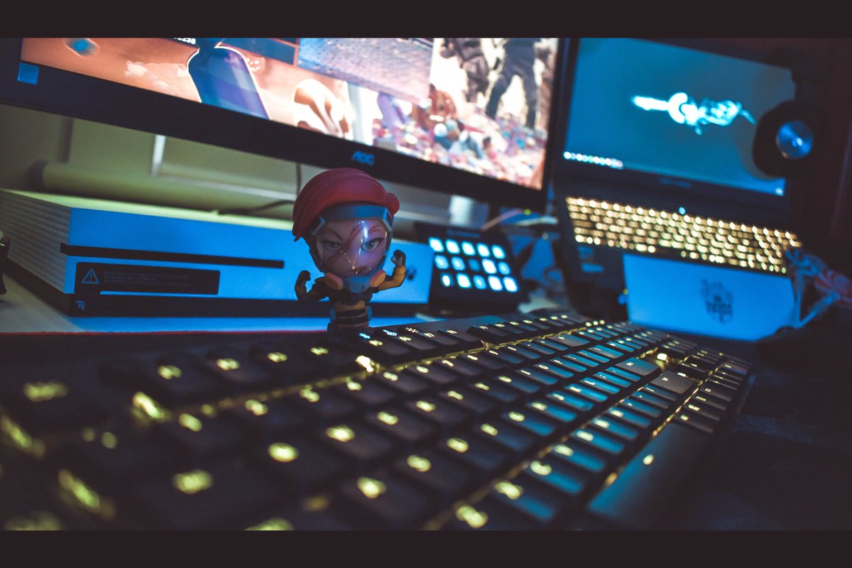 givemeanamex's tweet image. HAPPY HALLOWEEN !!!! 

What am I doing ? 

#SugarFright all night with #RainbowSixSiege whilst playing on those Lush, #LogitechG Peripherals 🙃

Keyboard - LG G915
Mouse - LG Pro Wireless
Headset - LG Pro X

PS: Shoutout to the #Xbox in the back and my Bae Finka &amp;lt;3