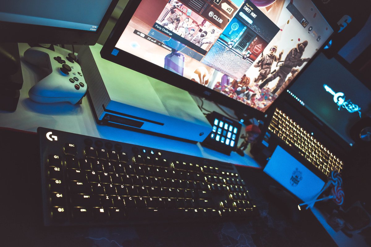 givemeanamex's tweet image. HAPPY HALLOWEEN !!!! 

What am I doing ? 

#SugarFright all night with #RainbowSixSiege whilst playing on those Lush, #LogitechG Peripherals 🙃

Keyboard - LG G915
Mouse - LG Pro Wireless
Headset - LG Pro X

PS: Shoutout to the #Xbox in the back and my Bae Finka &amp;lt;3