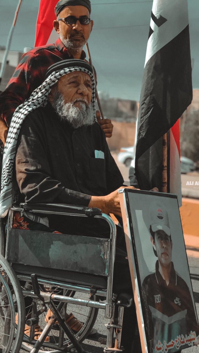 صباحكم تشريني اخوتنا ثوار التحرير
موقف اليوم محزن
لكن بهاي لحظات
استندوا على ثوار الحبوبي وبقية الساحات
الثورة ما تنحصر بالتحرير .

#الثورة_مستمرة
الثورة تريد رجالها ولبواتها
تريد مبدئ ثابت و شجاع
أهالي الشهداء ينتظرون حقهم
تحملنا سنة ونبقى نتحمل
معركة الفساد اشد واقسى
#نريد_شعب