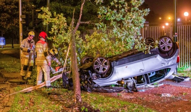 Automobilist knalt op boom en belandt met voertuig op zijn kop - ..