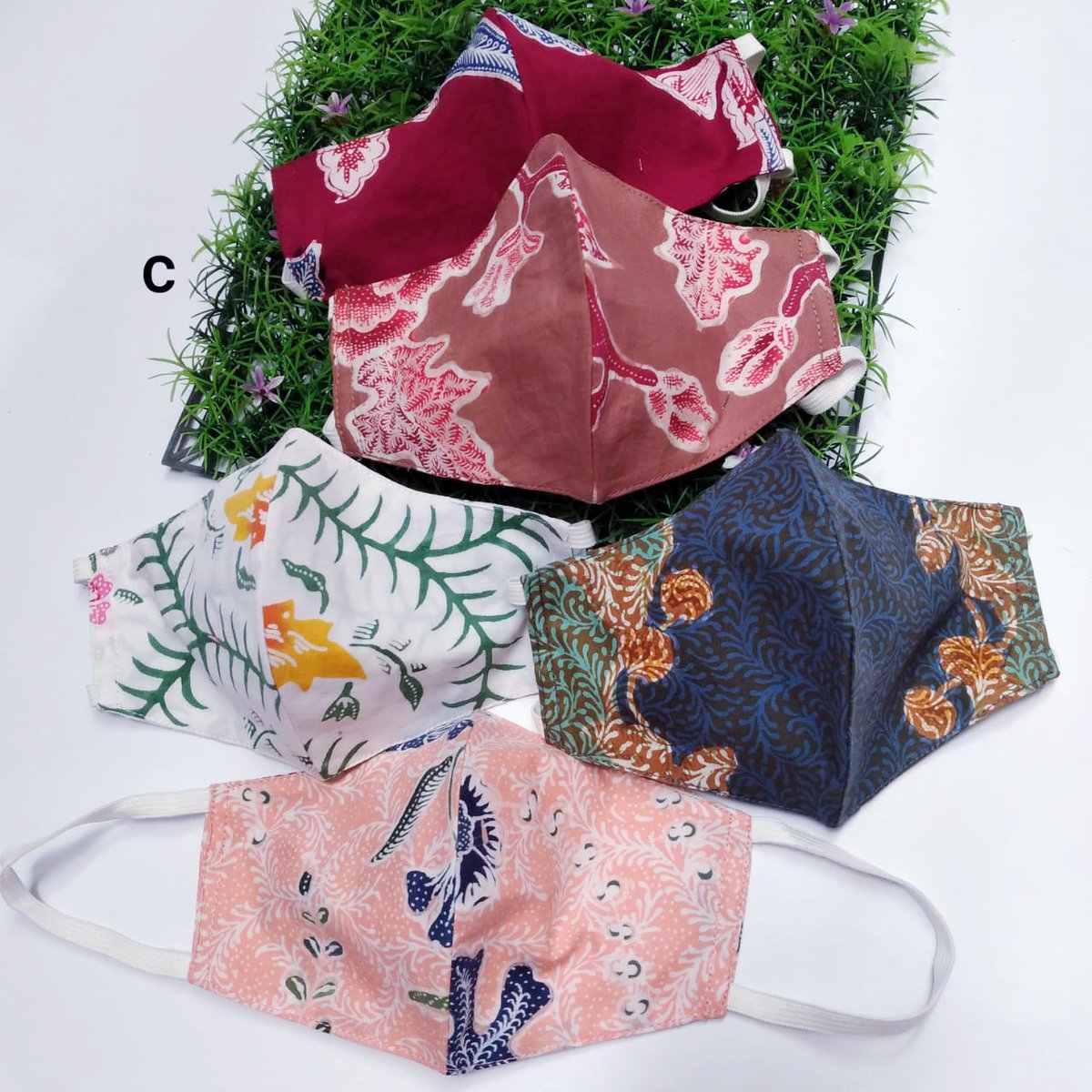 rade_efp's tweet photo. Kalau ada yg masih pakai #maskerkain yuk pesan #maskerbatik #encim berikut. #masker ini bisa dipakai bersama masker medis agar lebih aman. Pemesanan per 5 pcs, harga Rp90.000. Kirim dari #Pekalongan Sila japri https://t.co/ojZa2VOf1u
Makasih yg RT/like🙏
#batikcap #batikencim https://t.co/YFCfsULfSI