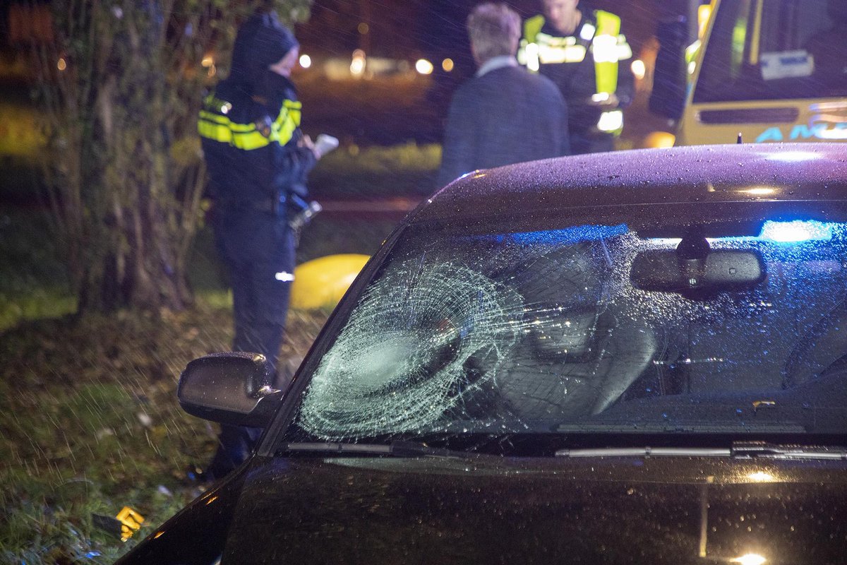 Fietser ernstig gewond bij aanrijding in Haarlem; traumachirurg rijdt met slachtoffer mee naar ziekenhuis..