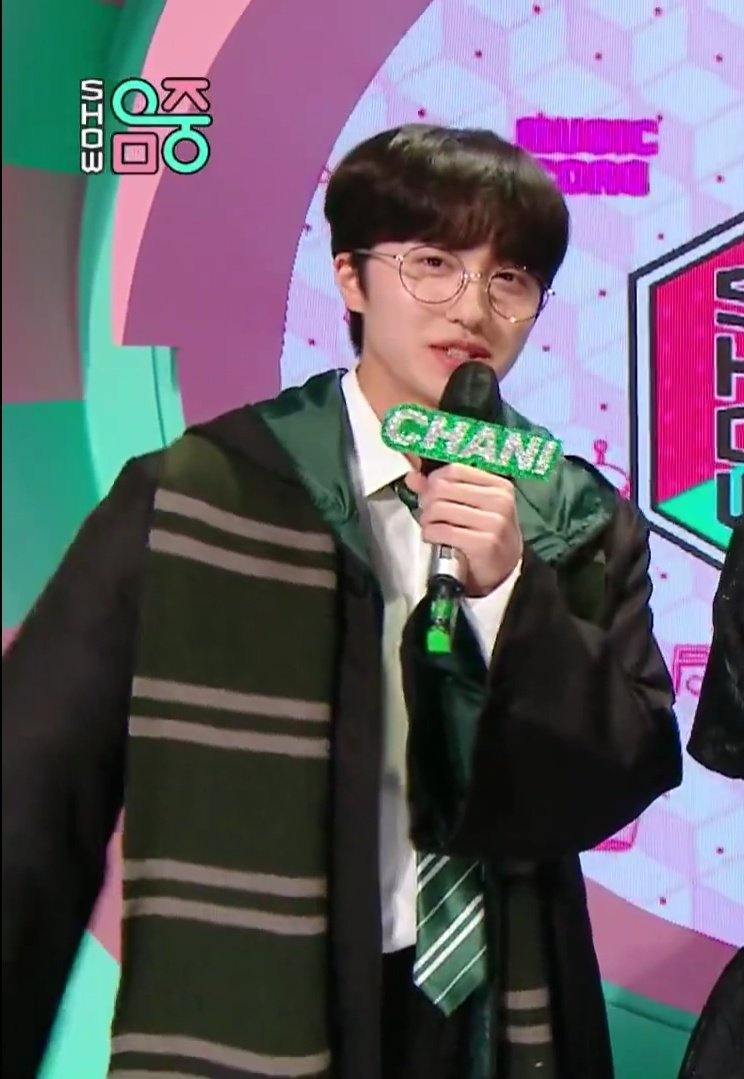 haol8vr's tweet photo. he looks like he's about to nae yeongwonhi dwaejwo nae ireumeul bulleojeo run away run away run away with me https://t.co/s0xWegrg0Z
