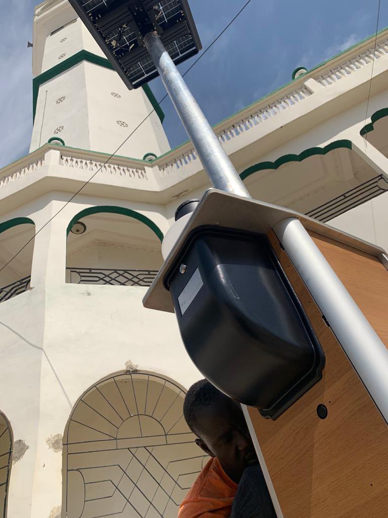 qista_technobam's tweet photo. 🇸🇳🌞 dernière ligne droite avant l’inauguration de MONIPREV à Kaolack, Sénégal, où nous venons de passer une dizaine de jours à installer 104 BAM SOLAIRES sous un soleil de plomb et dans un rythme d’enfer 😅. 
Un grand merci à toute notre équipe sur place, qui a travaillé dur 💪 https://t.co/9vNOCcEPP7