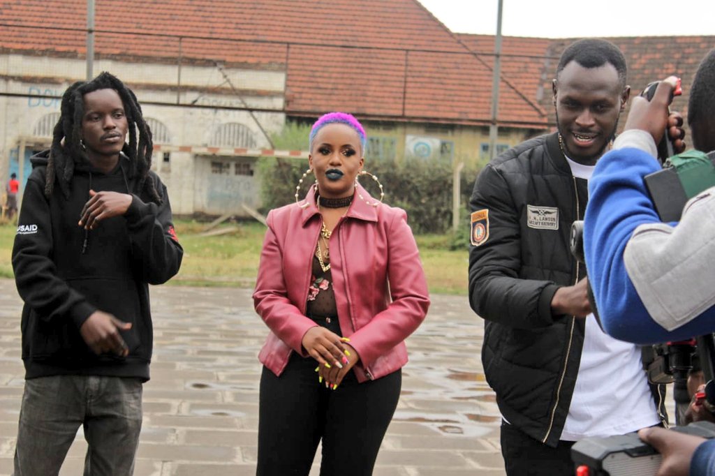 DandoraHHC's tweet photo. Behind the scenes shoot for the #16barsforpeace at ololo with @RabbitTheKing @Femi_One the winner @sizoram , jadi and DHC team 

Let's keep spreading peace in our community as we wait for this Huge video dropping soon 

#DhcDoing https://t.co/3VW4pLXkpS