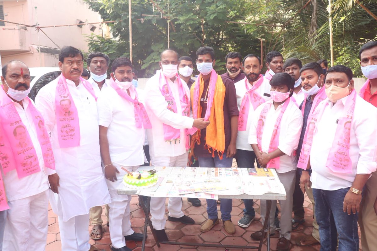 chmallareddyMLA's tweet photo. మేడ్చల్ మున్సిపాలిటీ 3 వ వార్డు కు చెందిన కాంగ్రెస్ నాయకులు గడ్డం బాబు, నర్సింహా, ప్రదీప్ కుమార్, సంతు, శివ, అనుచరుల తో కలిసి ఈరోజు టి.ఆర్.ఎస్ పార్టీ లో చేరారు.
కండువా కప్పి టి.ఆర్.ఎస్ పార్టీ లోకి ఆహ్వానించడం జరిగింది.
@TelanganaCMO @KTRTRS @trspartyonline #joing https://t.co/04POgW4PYq