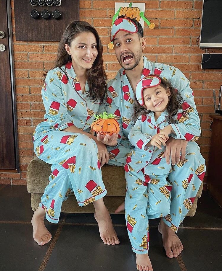 SBollybuzz's tweet photo. @khemster2 shares a cute family picture wishing everyone ‘Happy Halloween’.🎃😍
.
.
.
.
.
.
#star__bollybuzz #sohaalikhan #kunalkhemu #inaayanaumikemmu #bollywood #bollywoodactor #happyhalloween #happyhalloween2020 #halloweencostume #halloween2020 #bollywoodimages #familyfirst https://t.co/3Zjuc6MUVJ