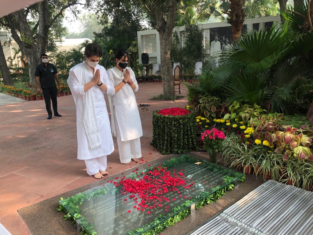 priyankagandhi's tweet photo. आज रामायण के रचयिता महर्षि वाल्मीकि  की जयंती है। आज मेरी दादी श्रीमती इंदिरा गांधी जी का बलिदान दिवस है। 

दादी ने ही मुझे वाल्मीकि जी की शिक्षाओं से परिचित कराया था। वाल्मीकि जी की शिक्षाएं मुझे वंचित समाज की आवाज उठाने एवं उनकी न्याय की लड़ाई में साथ देने के प्रेरित करती हैं। https://t.co/AKssJbjVf7