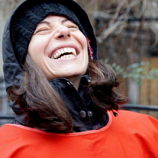 Şimdi tamda onu anmanın sırası...
Adı: Alev Şahin. Düzce şehircilik ve il müdürlüğünde mimardı...
Betondan çalan bir firmaya ceza kestiği, yani görevini yaptığı için işinden edildi... 
Ve sonuç; işini geri istediği için hapse atıldı. Halen Kayseri cezaevinde...