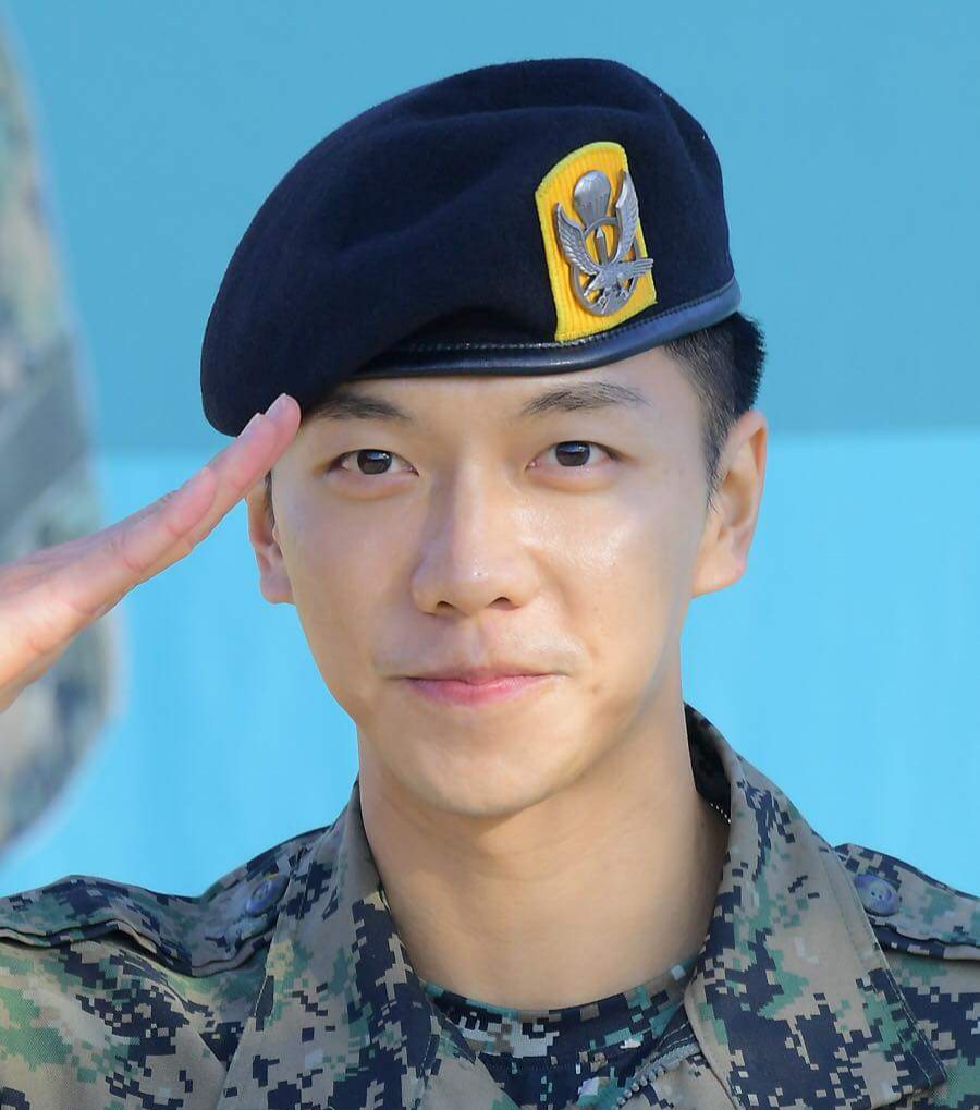dongpyooh's tweet photo. I'm proud of you!! He shines brightly with his uniform🥰🥰
#leeseunggi #이승기 #31Oct2017 https://t.co/IUvAHkmXy5