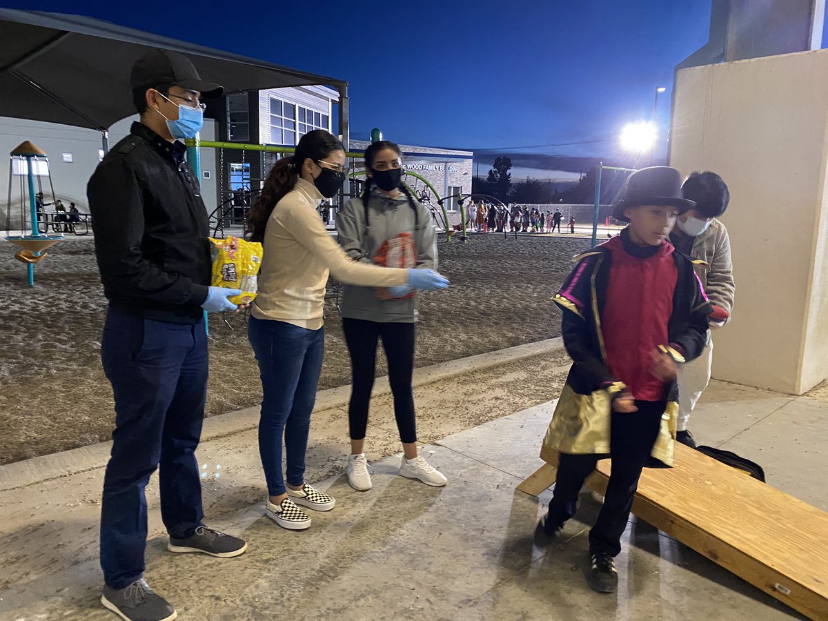 OHS_SHH's tweet photo. SHH members helping out at the trunk or treat for Boys &amp; Girls club in West Odessa. #service #voluntariado @BigRedBronchos @BronchoNews https://t.co/Vlm5Y5yHBB