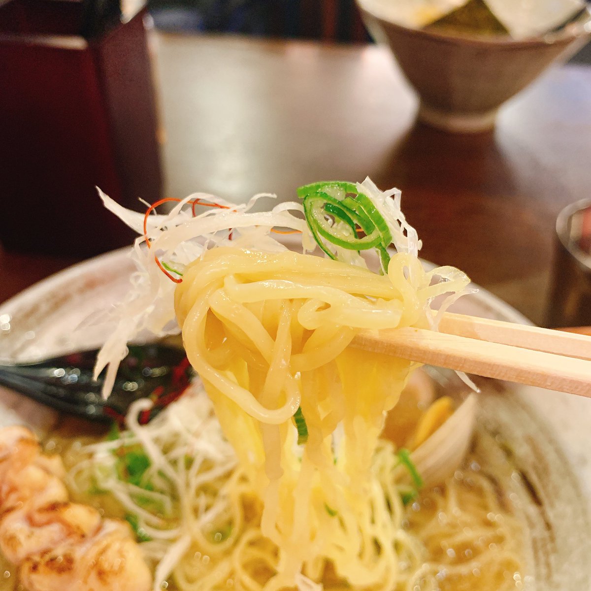 kapibara_clcl's tweet photo. 京町堀にあるラーメン屋さん・進化驀進✨

魚介好きの私は、はまぐりラーメンをチョイス❗️🍜

はまぐりの出汁が良く出たスープに、
チャーシュー代わりの朝締め焼き鳥‥めちゃ美味しい〜😍😍

これはリピ確定です‥💕❗️

#ラーメン好きな人と繋がりたい 
#はまぐりラーメン 
#進化驀進 https://t.co/W25Qs0o6cL