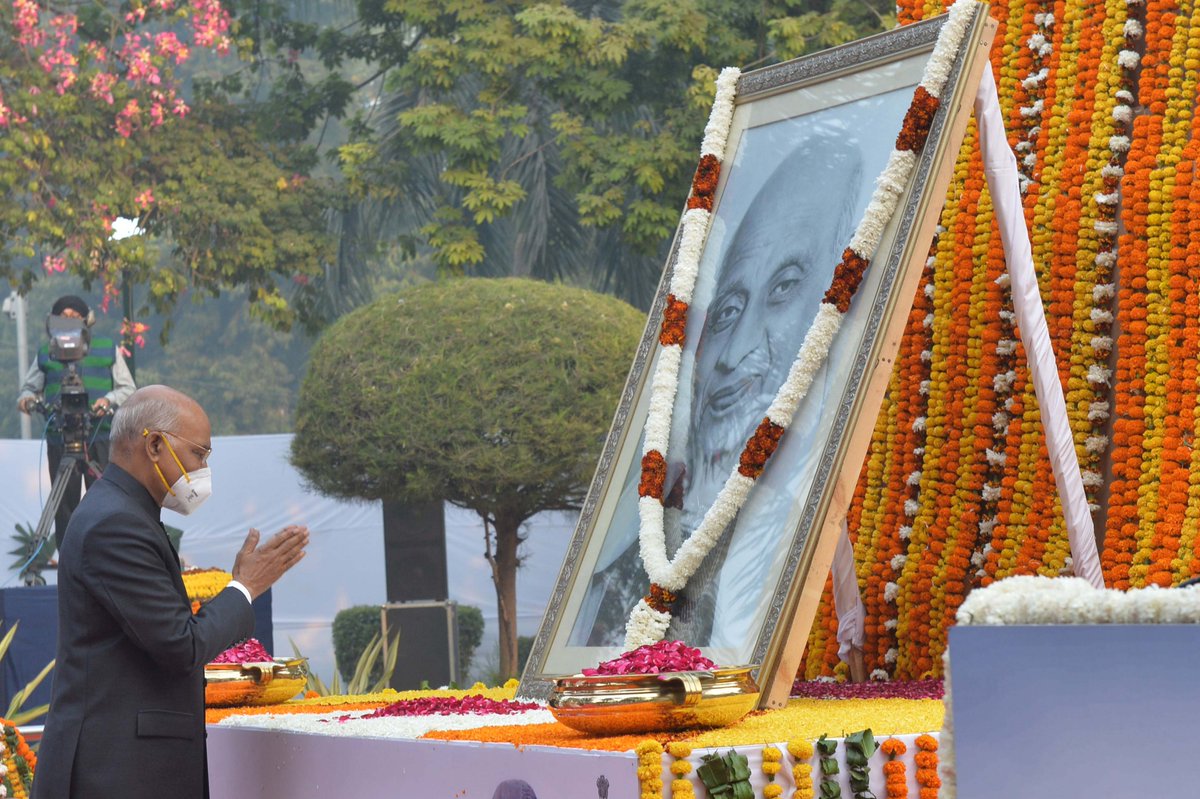 rashtrapatibhvn's tweet photo. भारत के लौह पुरुष सरदार वल्लभभाई पटेल की जयंती पर राष्ट्रपति कोविन्द ने आज सुबह नई दिल्ली के पटेल चौक स्थित उनकी प्रतिमा पर उन्हें श्रद्धा-सुमन अर्पित किए। https://t.co/nsGPw50cmQ