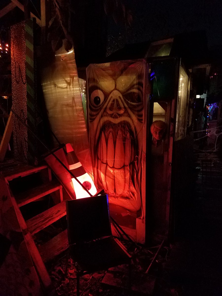 orianabklyn's tweet photo. Good grief how I needed Rubulad's messy beautiful art explosion of a haunted house. 🖤👻😈 https://t.co/H8Xqt5OgpX