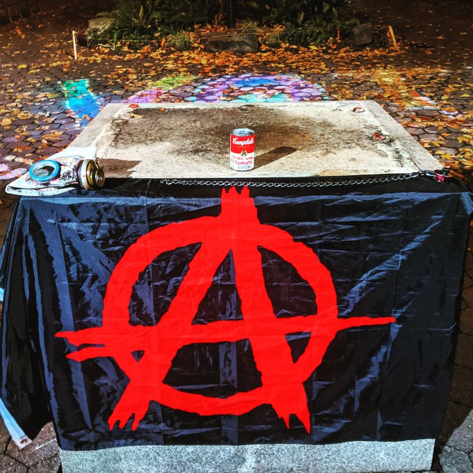 Where Abe once stood https://t.co/GcODCDhPkG<a href="/tag/pdxfence"class="tags"><span>#pdxfence</span></a>