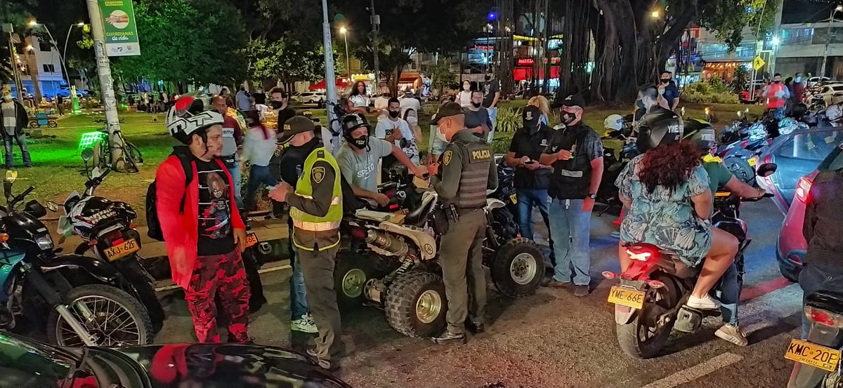 SeguridadCali's tweet photo. 🚨 ¡ATENCIÓN! | En compañía de nuestra Fuerza Pública interceptamos caravana en el sector del Parque del Perro.

No dudaremos en interponer multas y sanciones correspondientes, vamos a ejercer control en la ciudad. ¡La ley hay que respetarla!

#CaliUnidaPorLaVida https://t.co/0NKjIfATWo