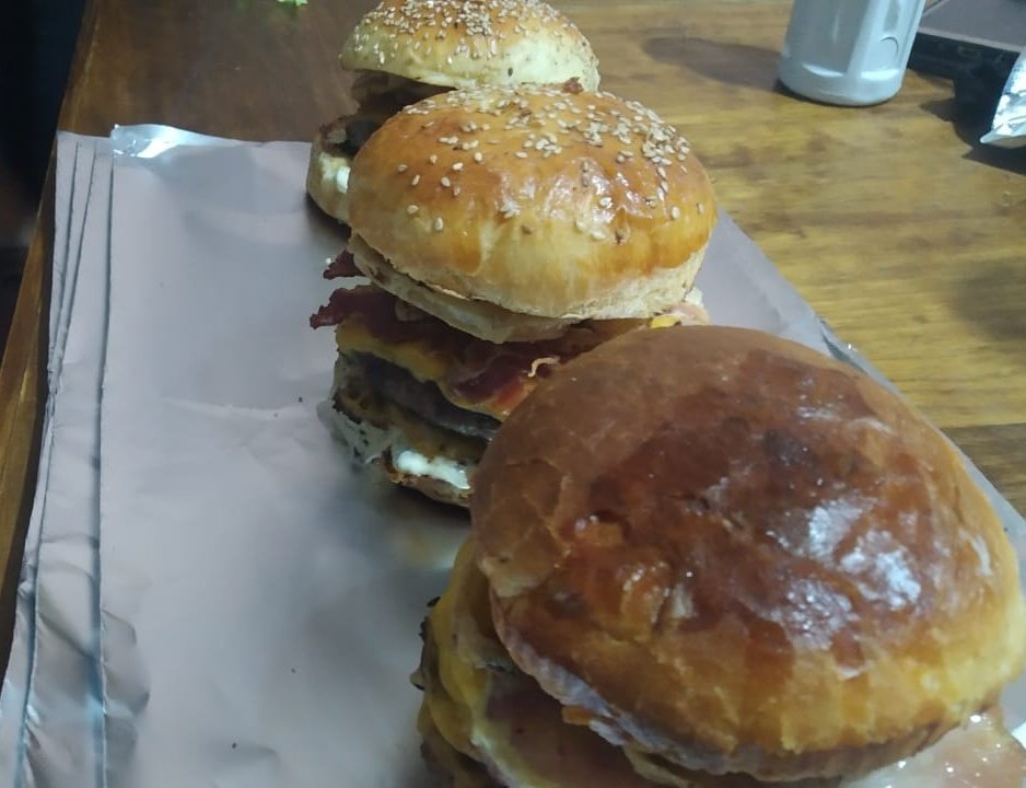 norantevez's tweet photo. Chicooooos me podrían seguir en Instagram?? Estoy vendiendo hamburguesas con mi familia, me ayudaría bandaaaaa están picadas las burgers e.e se agradecen los rts

https://t.co/SE9O4rUjOD https://t.co/a90IXsETyv