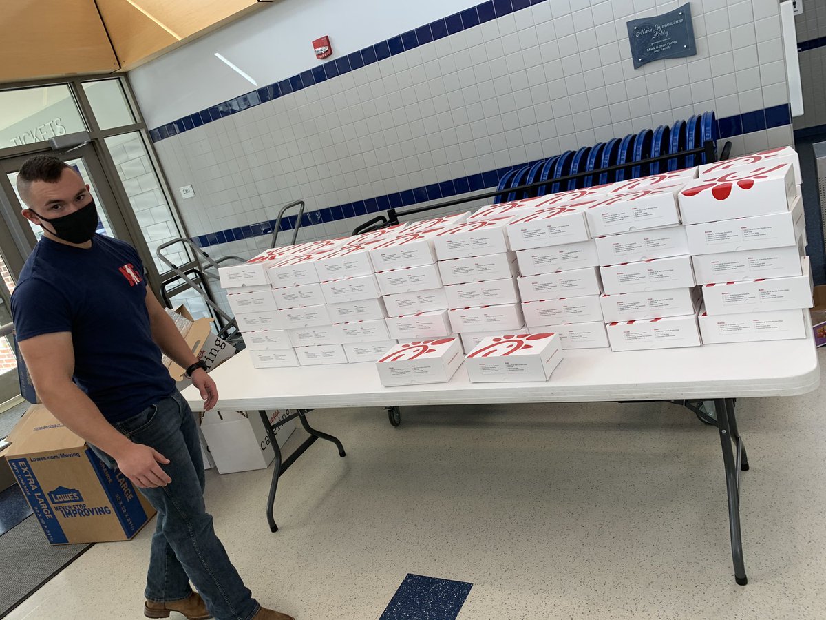 A little late but 🤷‍♂️

The Kentucky Army National Guard was out again today helping out Highlands Football team, cheerleaders, band and broadcasting team! Today I was joined by one of Highlands very own National Guard members, and current senior, PFC Diego Carlos.