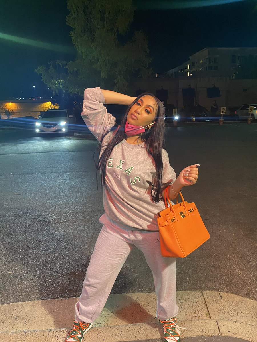 queennaija's tweet image. Back on my bully 🧡
