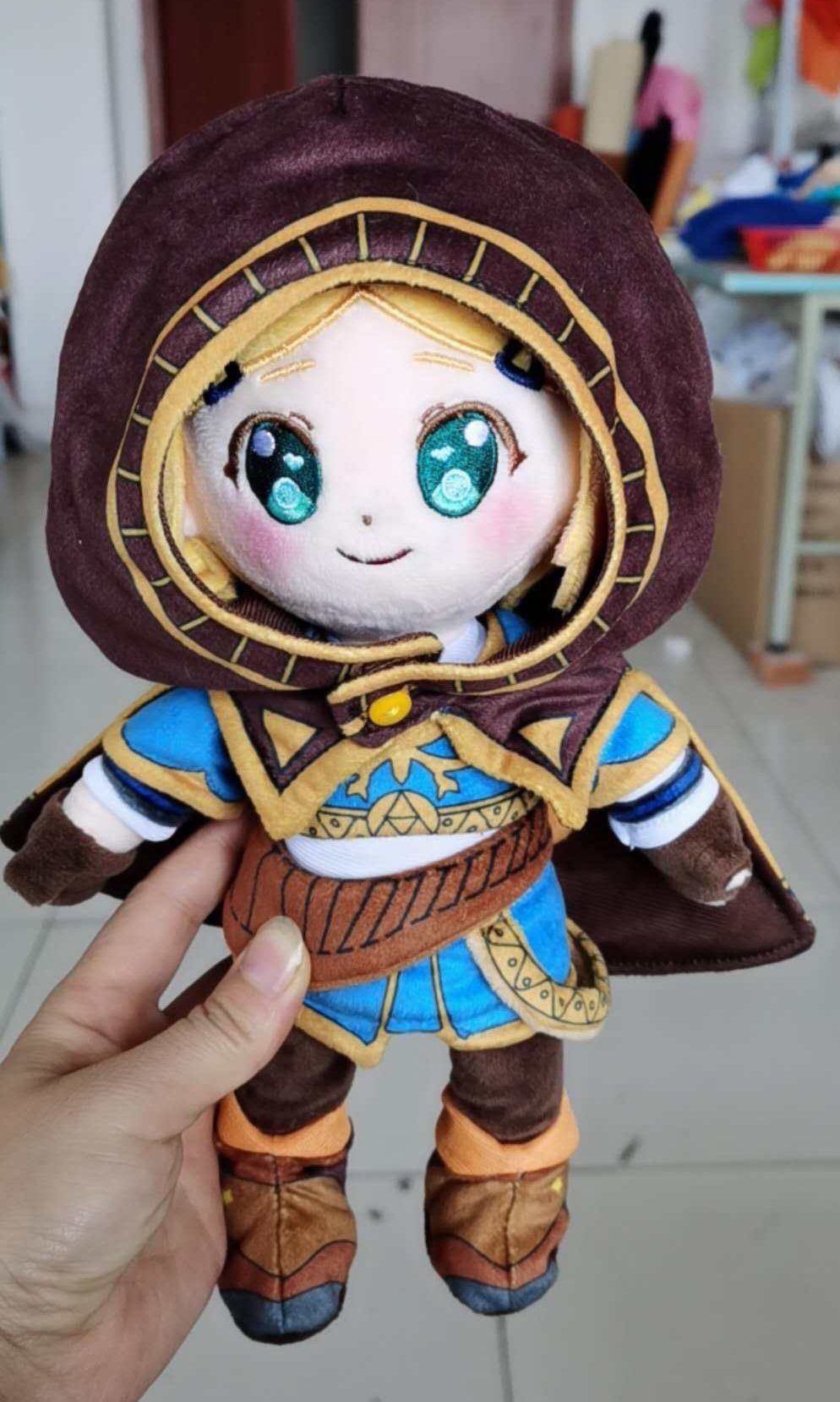 ☕️ 𝓙𝓾𝓹𝔂 🌱 ペパアオ命 🌱 on X: 💕ZELDA PLUSHIE PROTOTYPE 2💕 Her hood still  needs fixing, but the doll itself is finished! An upgrade from last time,  her clothing is fully printed (