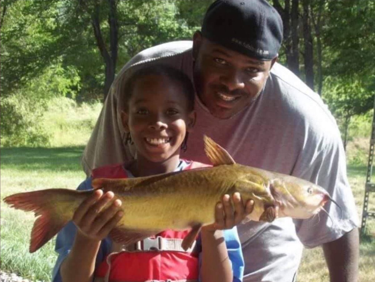 darlingube's tweet image. [warning: m*rder of a Black man by police]

Kevin Peterson Jr. was shot in the back, with his hands in his pockets, by vancouver police yesterday. left there on the ground for 12 hours. 21 years old with a daughter at home. today his vigil is being protested by trump supporters.