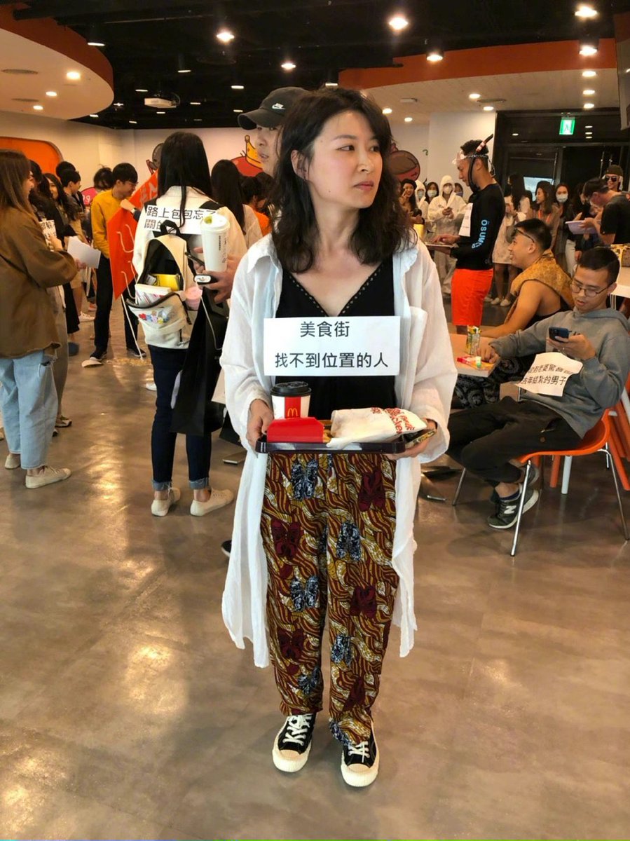 Obsessed with Taiwan’s “down-to-earth” Halloween party, where you ONLY dress up as normal people in everyday situations. This is “the woman looking for a seat at food court”: