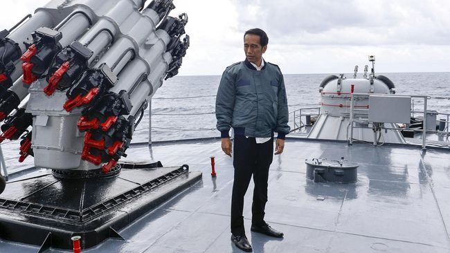 KREATIFNYA PRESIDEN  @jokowi DI NATUNA...Indonesia Bukan Pelanduk Diantara Gajah...China mengklaim Laut Natuna adalah wilayah mereka, demikian pula dengan IndonesiaChina memiliki sejarah kedaulatannya atas pulau itu, demikian juga Indonesia. @Andita_4