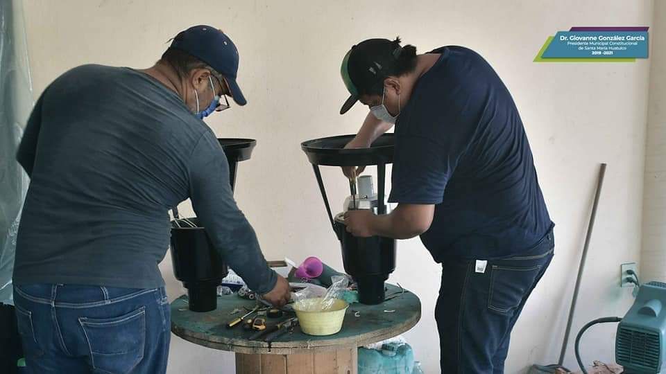 drgiovannehux's tweet photo. Hoy junto al director de Obras Públicas, supervisamos los trabajos de mantenimiento de postes para luminarias de la colonia centro de la cabecera municipal, con lo que brindaremos seguridad y embellecimiento de nuestras calles y avenidas.

#ElCambioLoHacemosTodos https://t.co/6rUISBlc4o