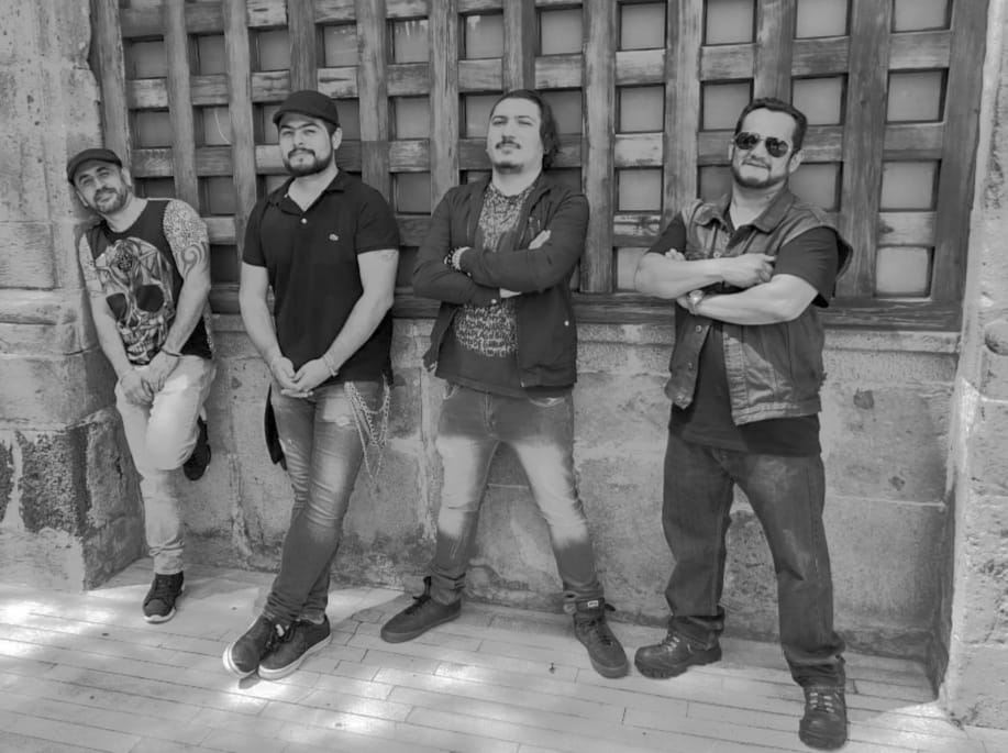 Maveriick7's tweet photo. Preparen las bebidas y botanas, pongan Reactor 105 y celebren con nosotros a todo volúmen!!
Venga Banda MVK, justo ahora!! https://t.co/0IBgQR9DUp