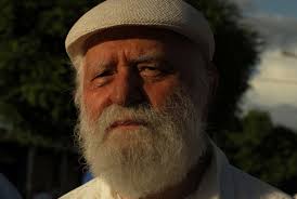 José Manuel Briceño Guerrero nació en Palmarito estado Apure el 06 de 1926. Fue filólogo, escritor y profesor universitario. Sus obras dan cuenta de su lectura de la América toda haciéndola reconocerse en Europa, es decir, entabló un entre ambos continentes.