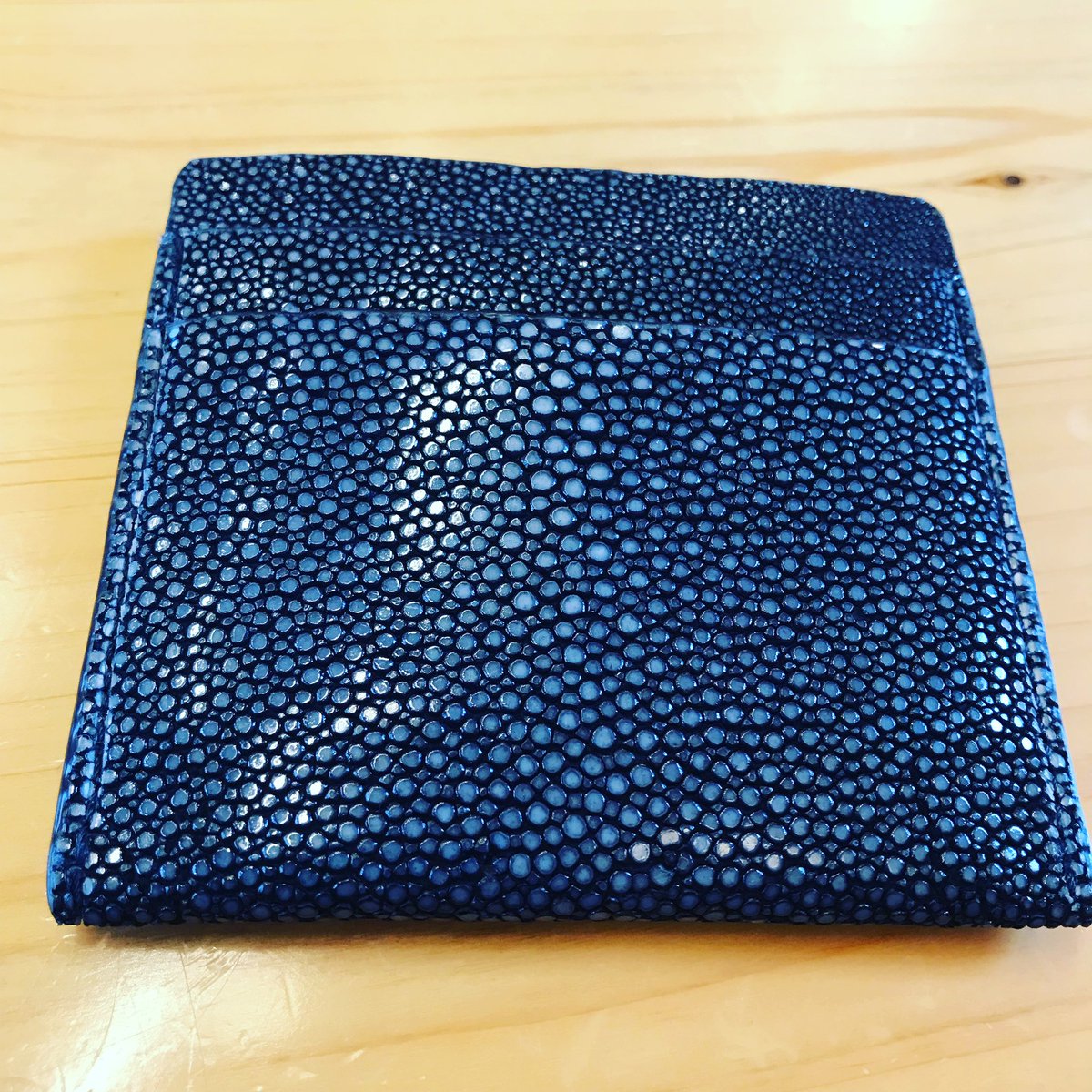 1030Blackdevil's tweet photo. 財布二刀流生活が半年を迎えました。
左がファーロ リザードの長財布と小銭入れ
右がチマブエ の札 スティングレイ&amp;カード入れとキプリスの小銭入れ 鹿の革

スティングレイ以外は結構エイジングが進みました。 https://t.co/iOKxN8ijJ0